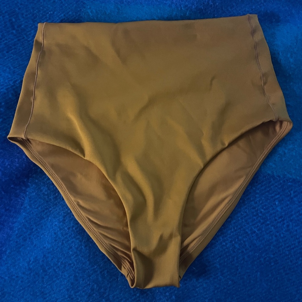 Left on Friday Hi Tide bottom in 24 karat in Large